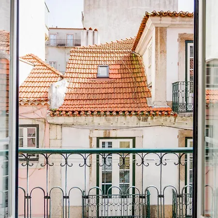 Bairro Alto In A Polaroid - Party In Appartamento Lisbona